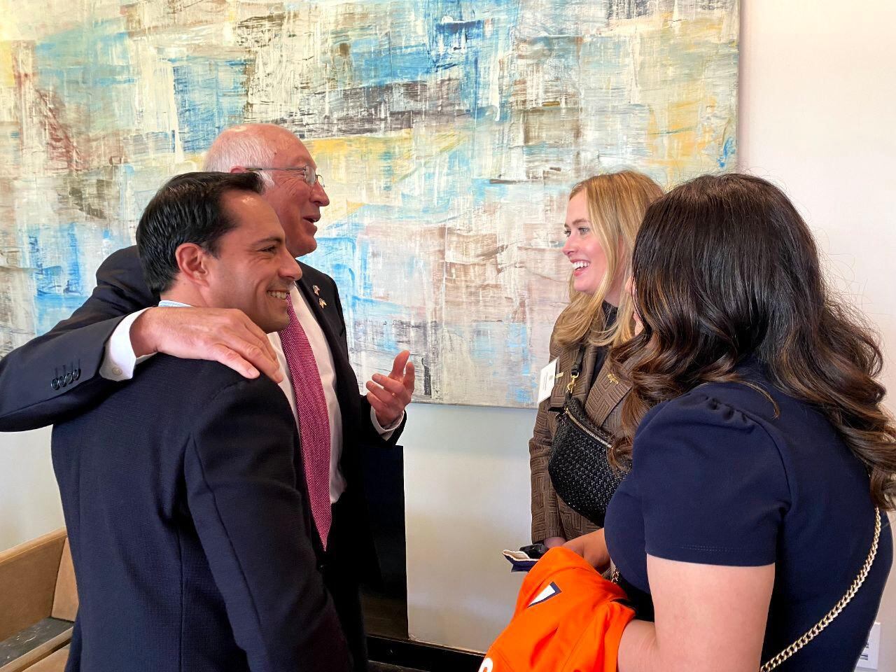 Mauricio Vila Dosal se reúne con representantes de la NFL