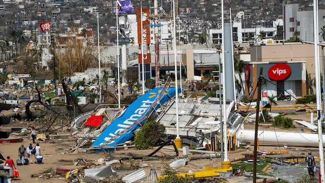 Bancos y tiendas como Walmart alistan reaperturas en Acapulco