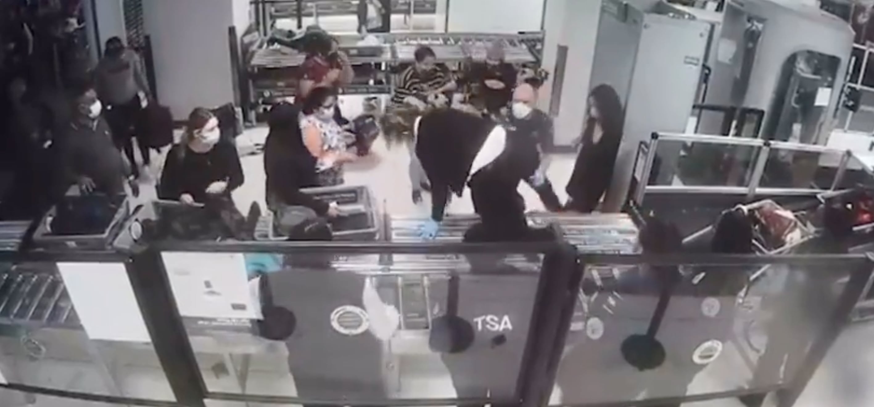 Empleada del aeropuerto salta la cinta de seguridad para salvar a un bebé