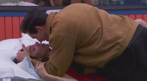 Karime Pinder y Agustín Fernández besándose en La Casa de los Famosos 2024