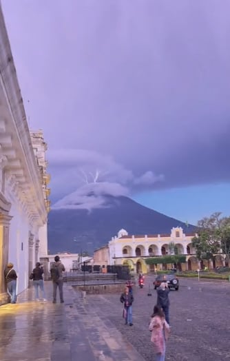 Rayos impactando en el cráter de un volcán