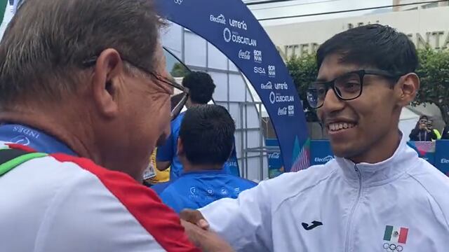 José Luis Doctor entrega su medalla a Raúl González