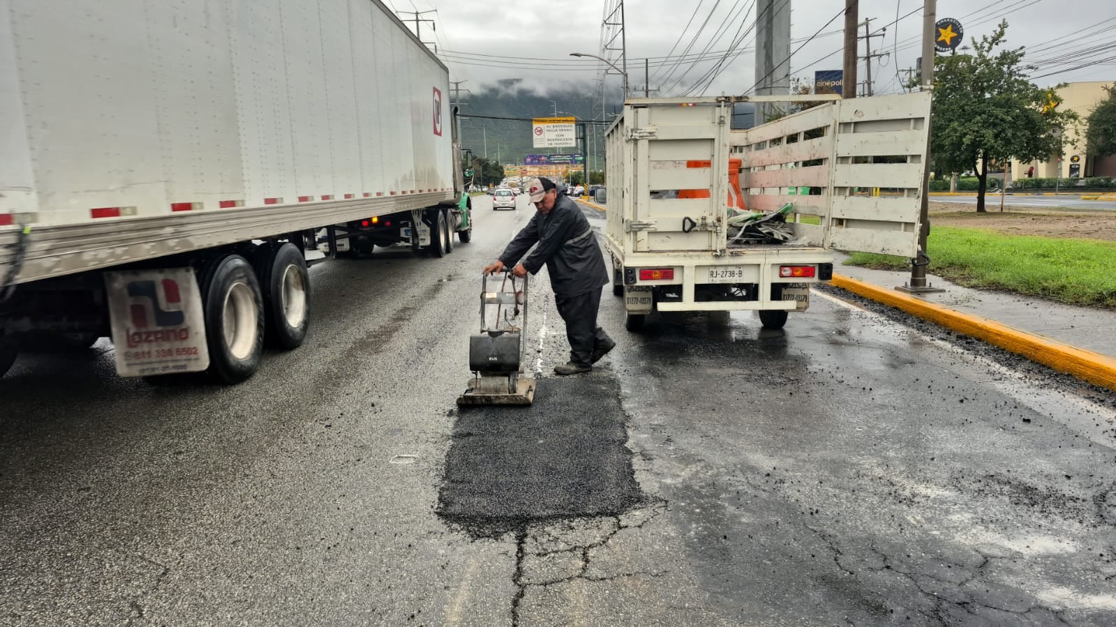 Cuadrillas de servicios públicos supervisa vialidades tras lluvias