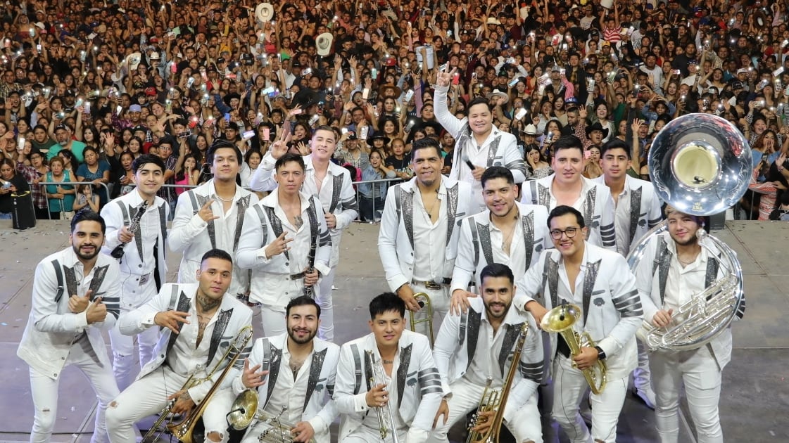 Le disparan a Banda Los Recoditos en intento de asalto y la pericia del chofer les salvó la vida