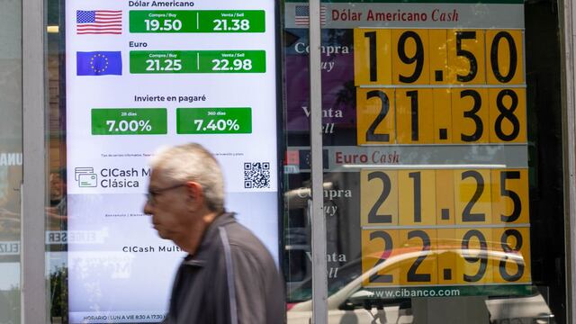 Adulto mayor pasa frente a banco