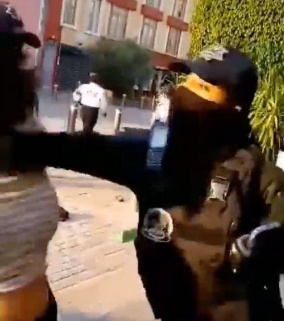 Momento en que una mujer policía golpea en el rostro a una joven detenida