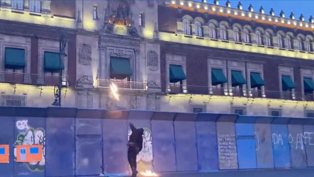 Video capta el momento en que lanzan bombas Molotov a Palacio Nacional.