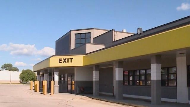 El supermercado estuvo cerrado por años, y el cuerpo fue encontrado durante una remodelación.