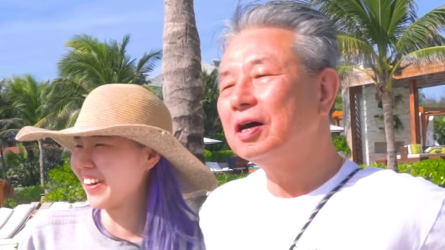 El papá de la Chingu Amiga llora al conocer Cancún