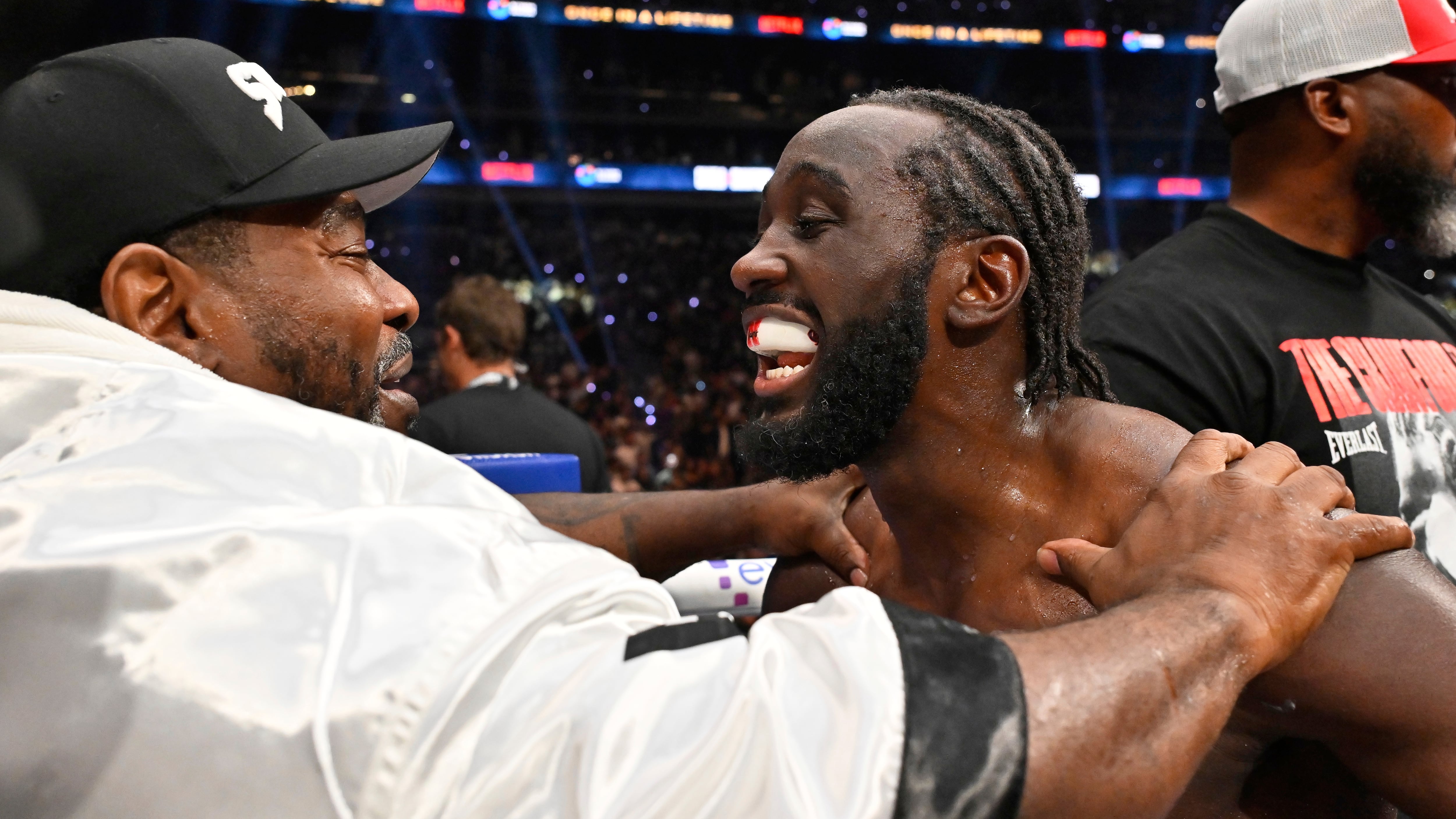 ¿No los quiere? Captan a Terence Crawford regresándole sus cinturones al Canelo Álvarez