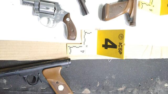 En uno de los cateos se encontraron pistolas así como proyectiles hábiles, las armas son calibre .22, .38 y una que no se determinó con exactitud.
