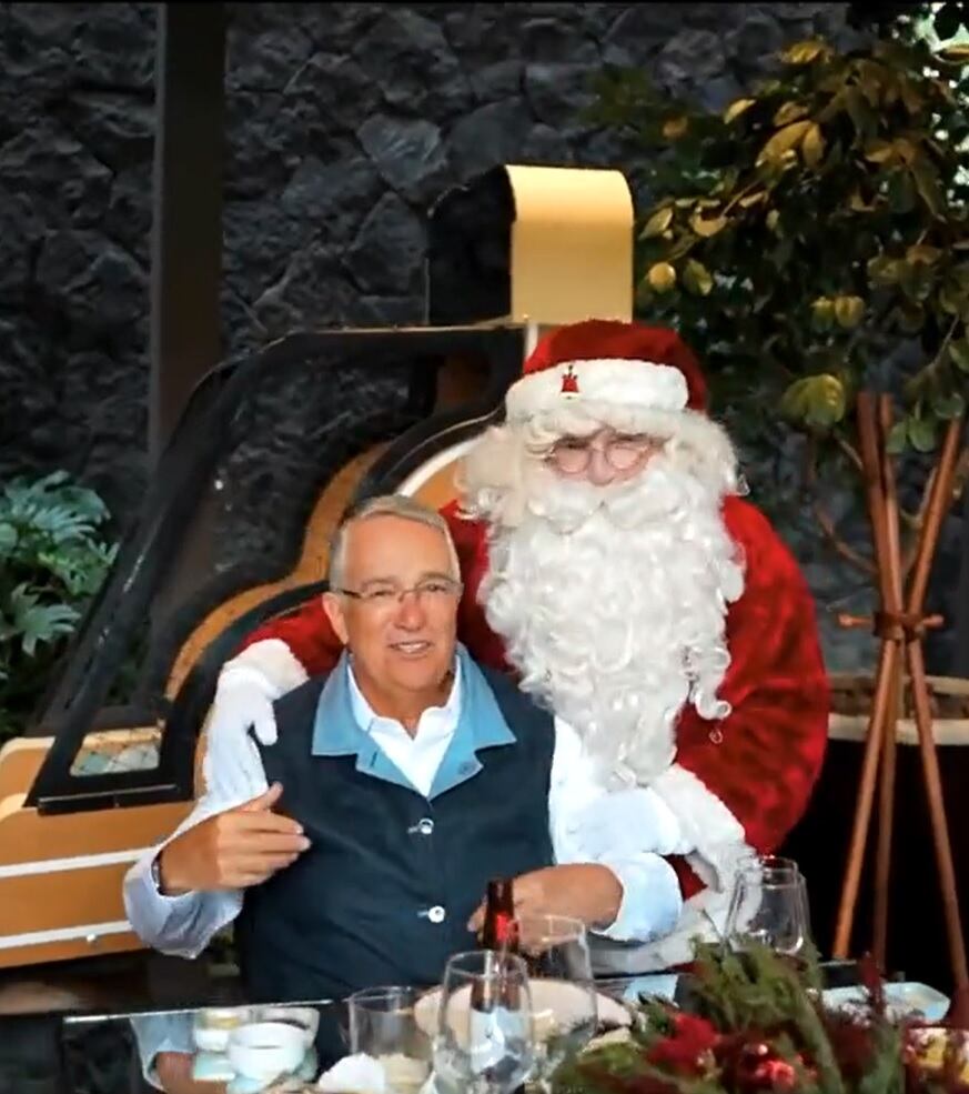 Ricardo Salinas Pliego muy feliz con Santa Claus