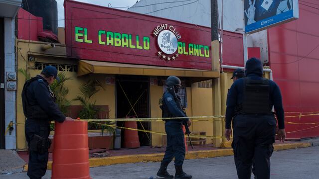 Policías resguardando bar "Caballo Blanco". Responsabilidad de Veracruz y Federación.