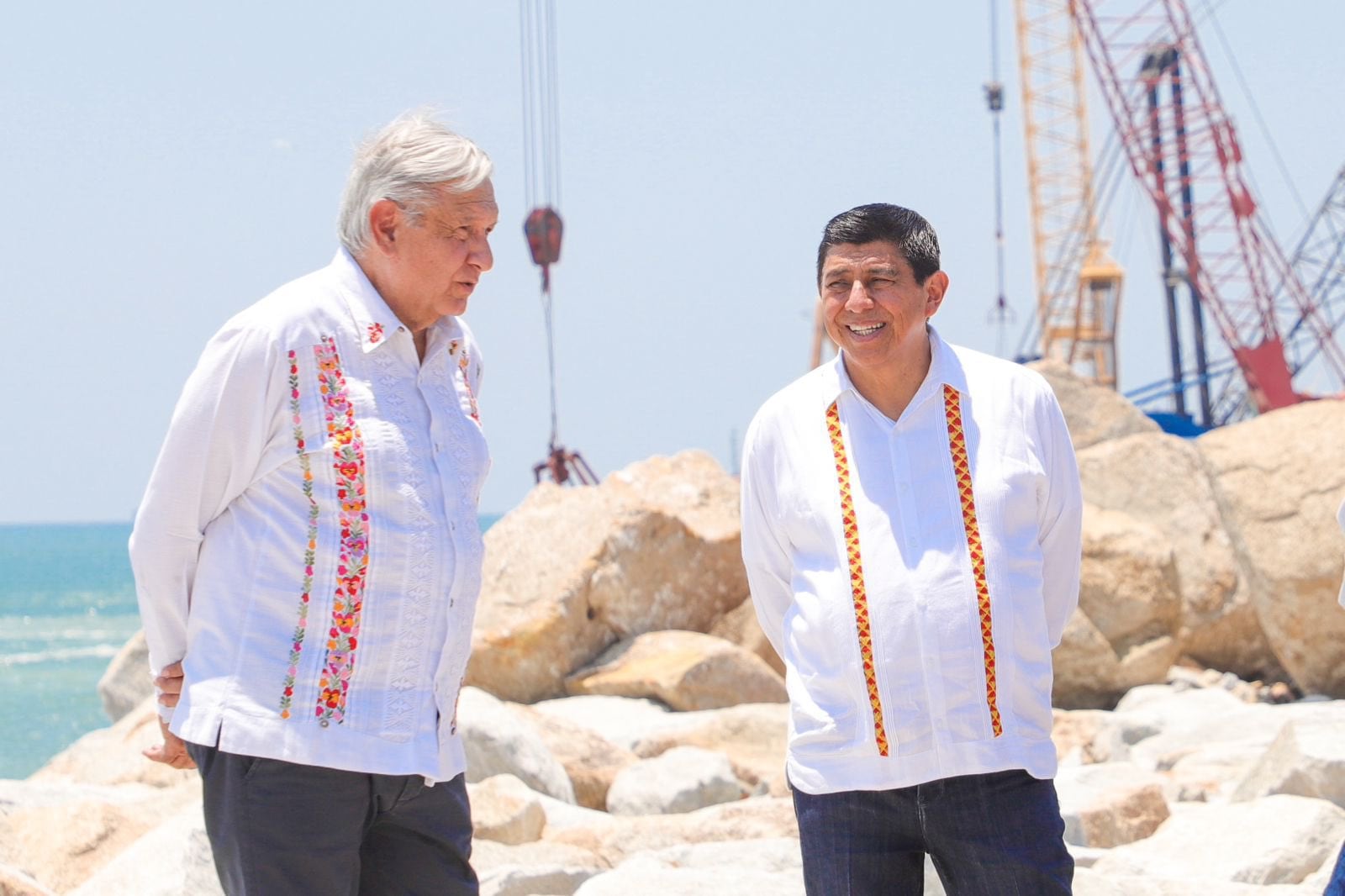 AMLO ESTUVO EN OAXACA Y PRESUMIÓ SU GUAYABERA DE FINOS BORDADOS