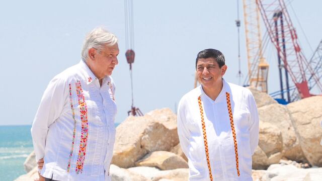 AMLO ESTUVO EN OAXACA Y PRESUMIÓ SU GUAYABERA DE FINOS BORDADOS