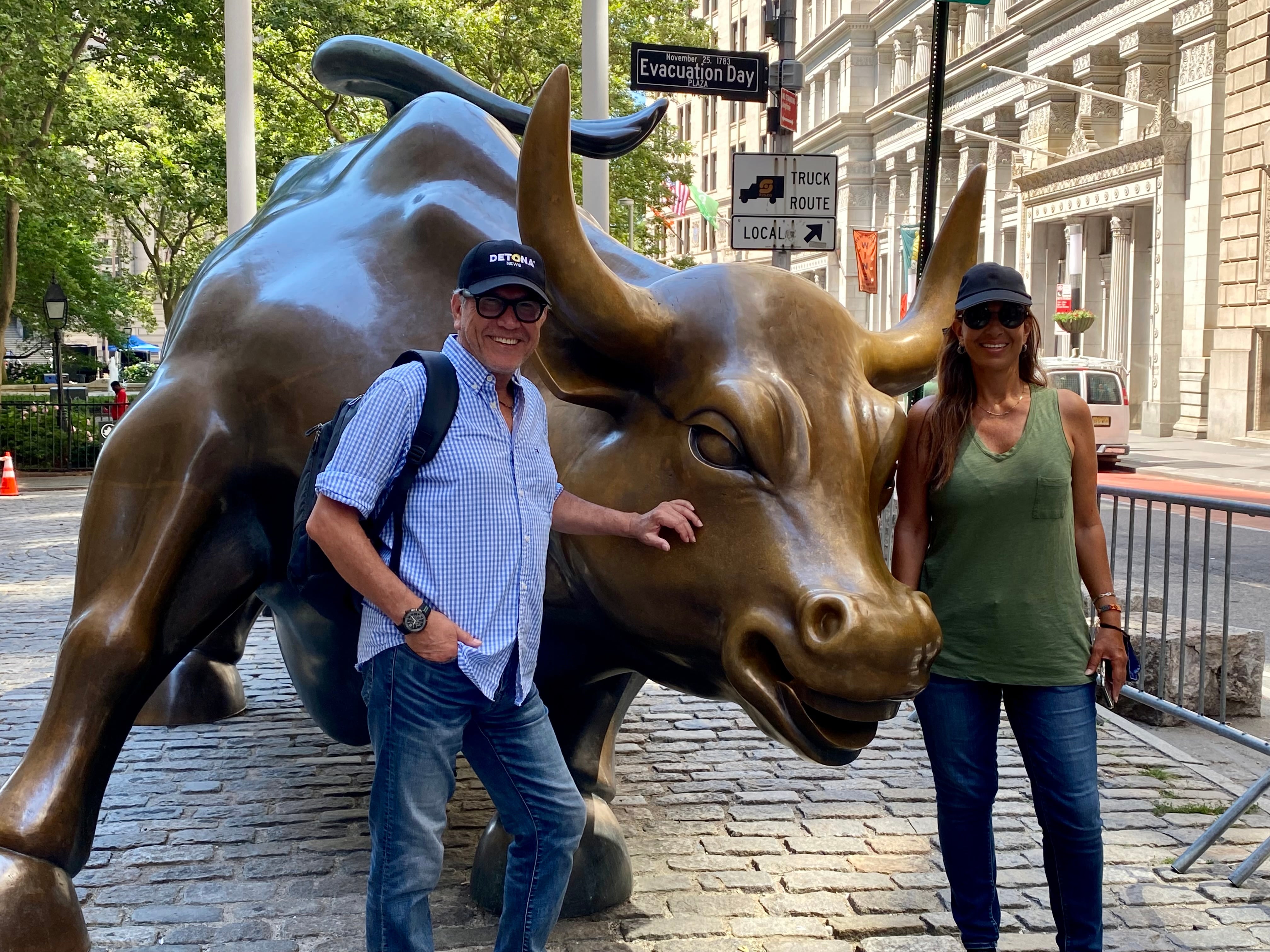 Detona anda en buenas cabezas, aquí en Wall Street, NYC. Plácido Garza con Gabriela Kalifa Kaún