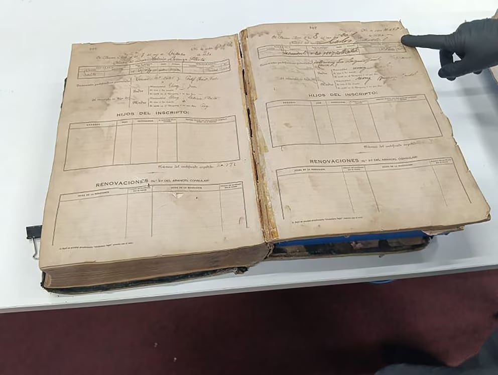 Encuetran un acta de nacimiento de Carlos Gardel que revelaría nació en Uruguay