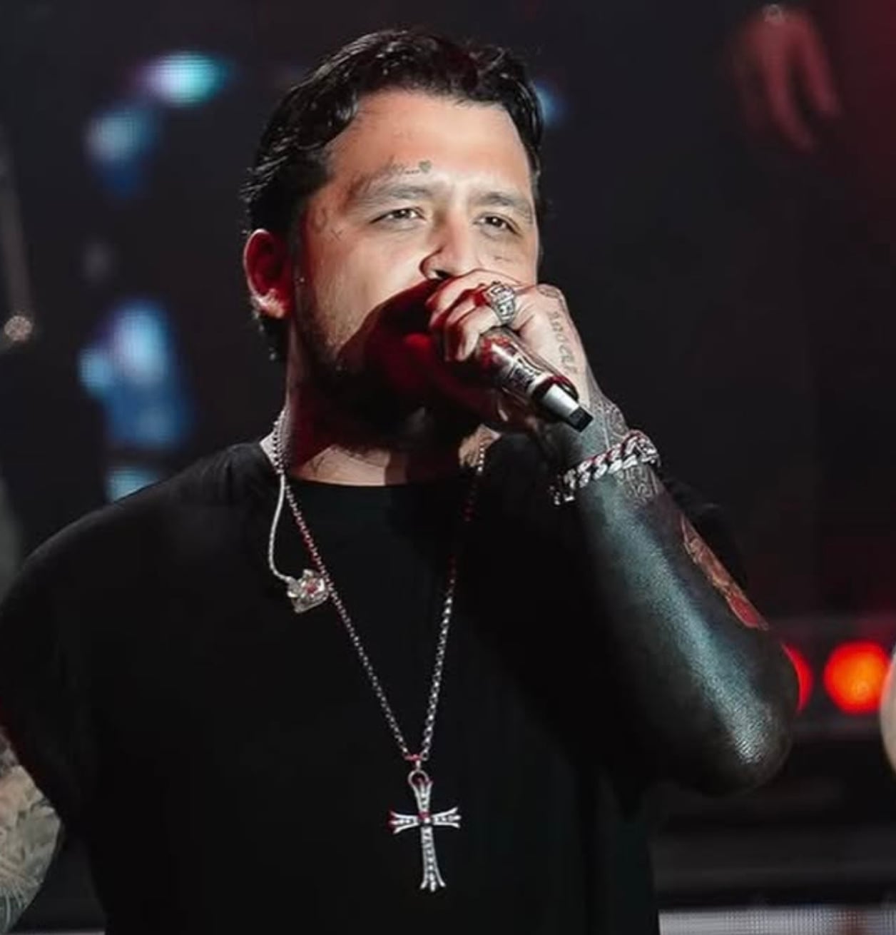 Christian Nodal se hizo un blackout en el brazo