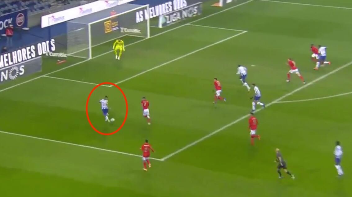 Tecatito Corona da asistencia en el Clásico de Portugal