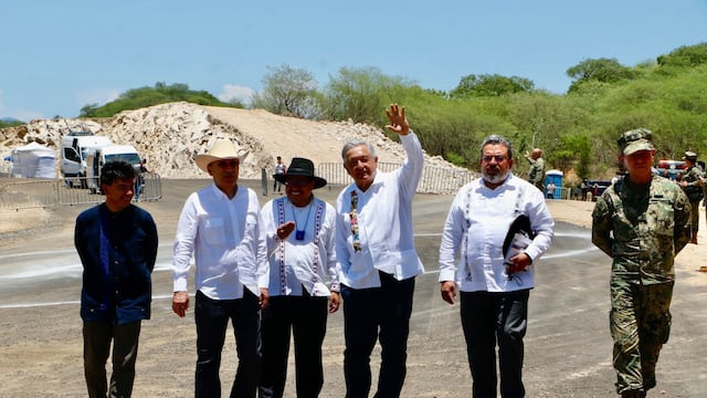 Alfonso Durazo, Adelfo Regino Montes, Andrés Manuel López Obrador, Presidente de México, Jorge Nuño Lara, y José Rafael Ojeda Durán, durante la supervisión de la modernización de la carretera Guaymas-Chihuahua