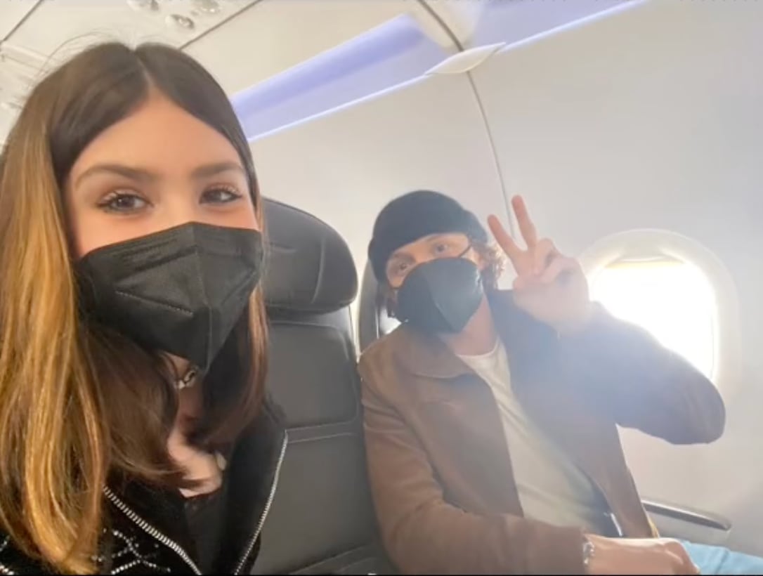Tom Holland graba TikTok en pleno vuelo junto a una fan