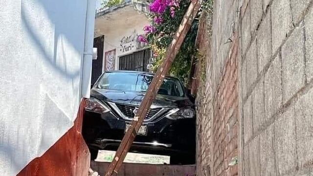 Auto atorado en callejón de Taxco, Guerrero
