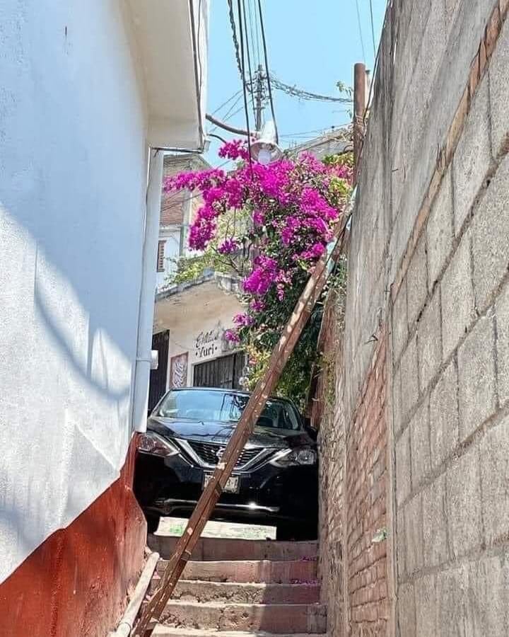 Auto atorado en callejón de Taxco, Guerrero