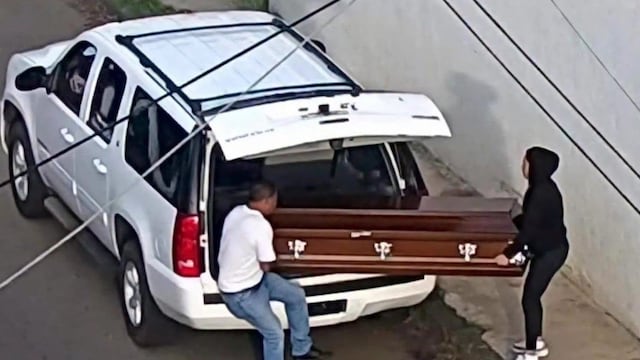 Abandonan un ataúd junto al Aeropuerto de Uruapan