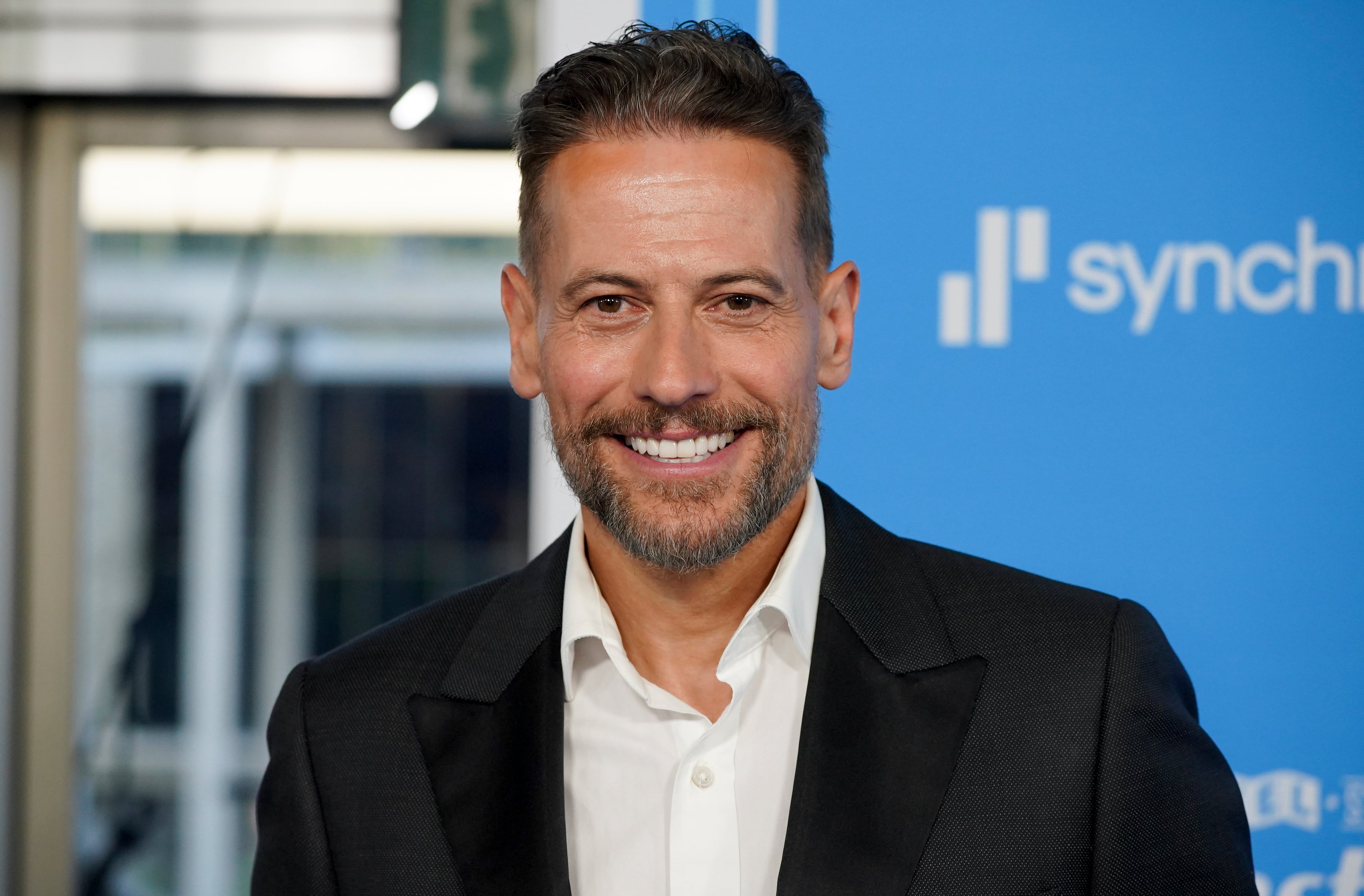 Ioan Gruffudd en la premiere de Los 4 fantásticos: primeros pasos