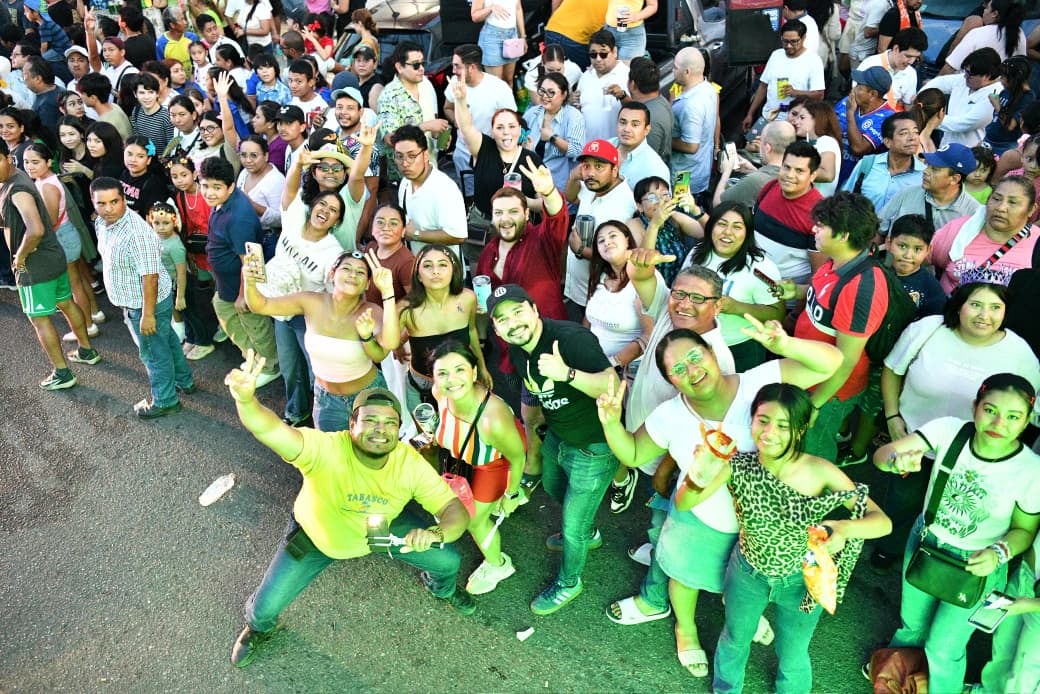 Villahermosa vive desfile de carros alegóricos con orden rumbo a Feria Tabasco 2026.