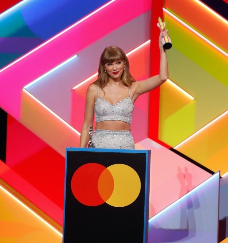Taylor Swift en los Brit Awards 2021