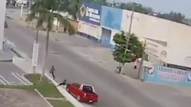 Atropella a sus ladrones