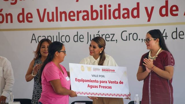 Evelyn Salgado entrega apoyos de Proyectos Productivos a Mujeres