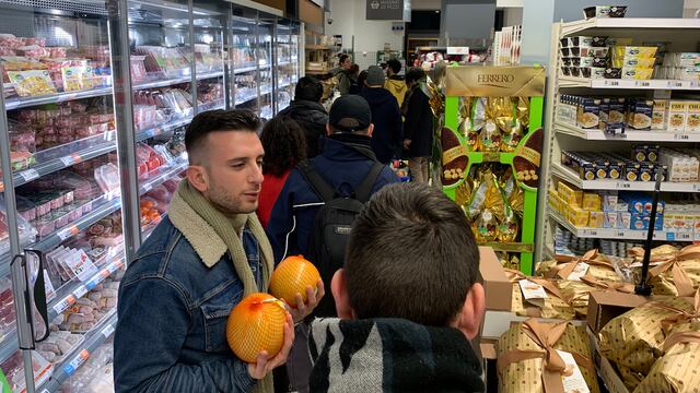 Italianos realizan compras de pánico ante el coronavirus