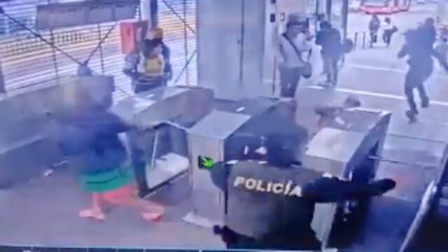 Policía de Colombia golpea a niño en persecución