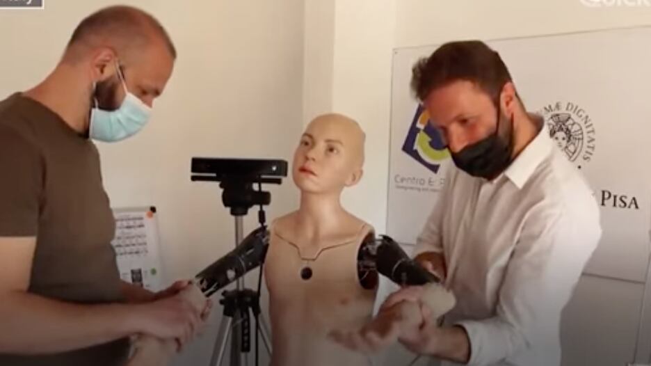 Crean a Abel, robot humanoide, parece niño de 12 años y puede reaccionar a emociones (VIDEO)
