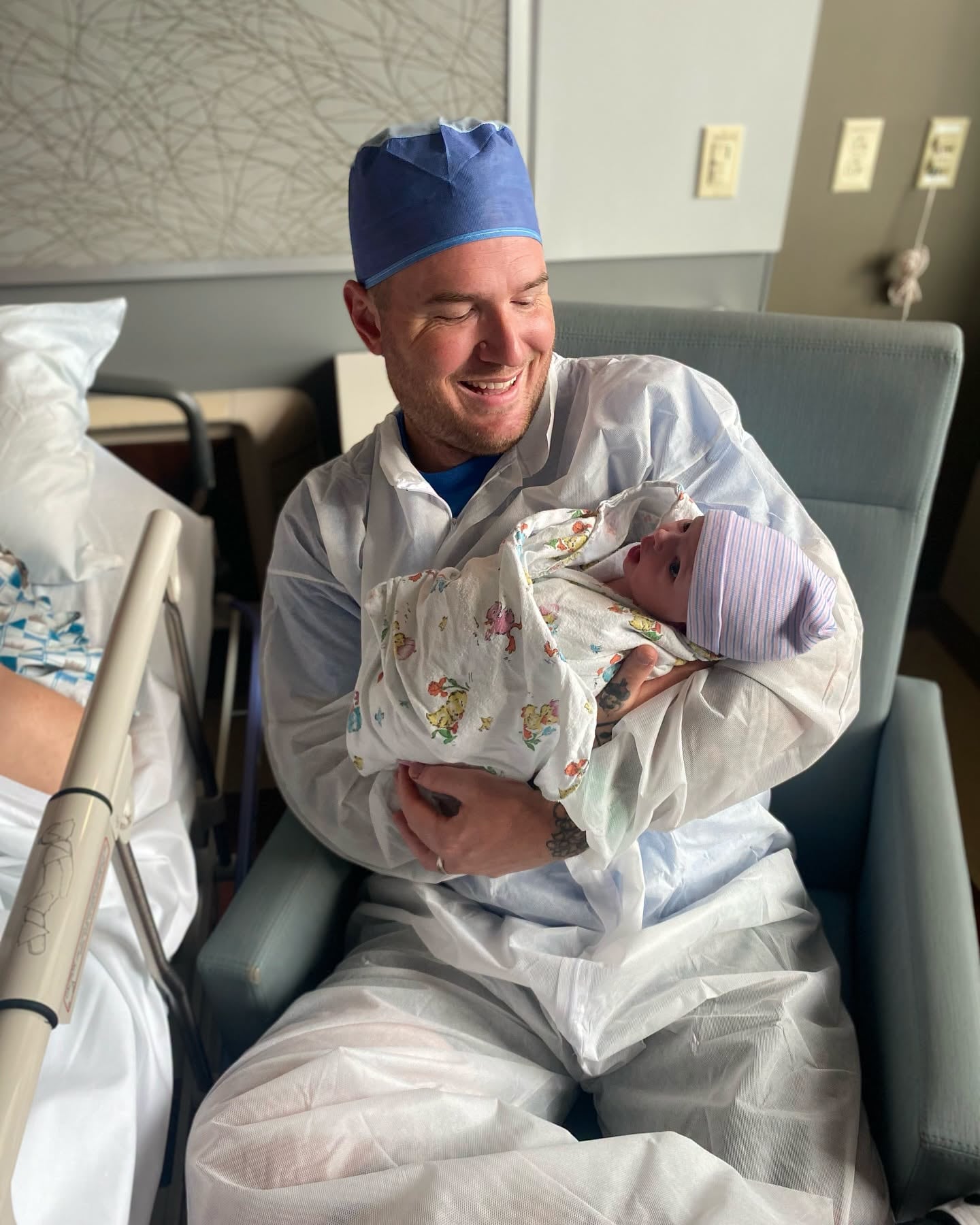 Chad Everett Gilbert, guitarrista de New Found Glory, con su hija Lily.