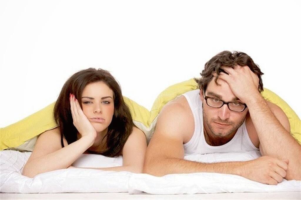 Pareja aburrida.