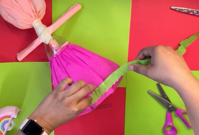 Muñeca Lele de papel crepé