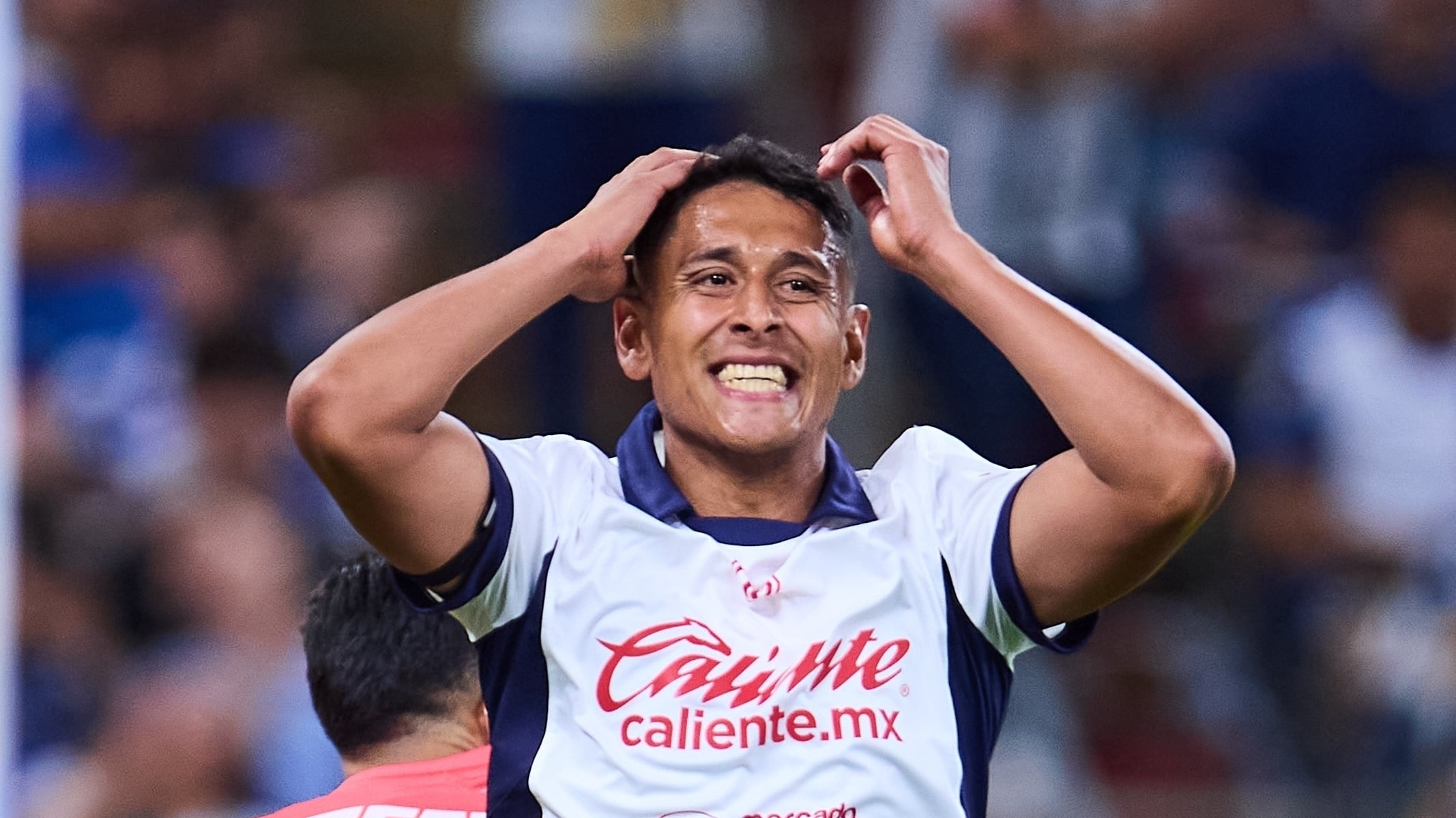 Luis Romo en el Rayados vs Chivas.