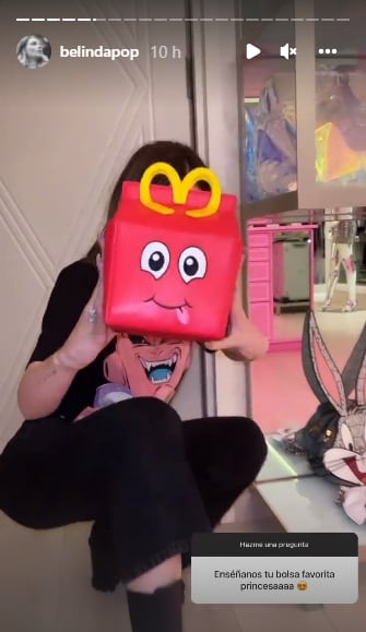 Belinda enseña su bolsa favorita.