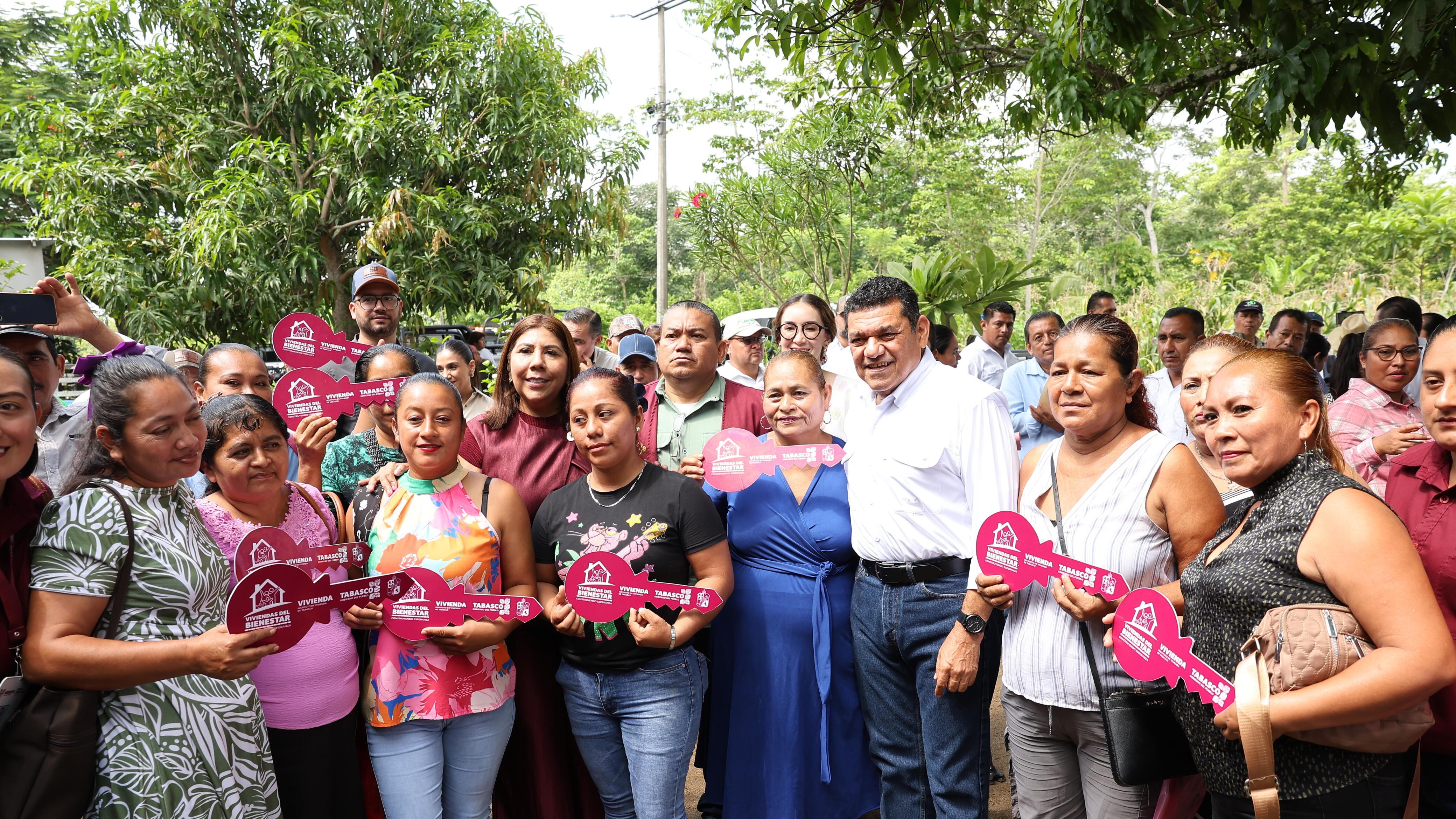 Javier May entrega 58 casas de “Viviendas del Bienestar, Construyendo Esperanzas”