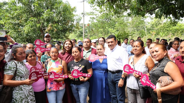 Javier May entrega 58 casas de “Viviendas del Bienestar, Construyendo Esperanzas”.
