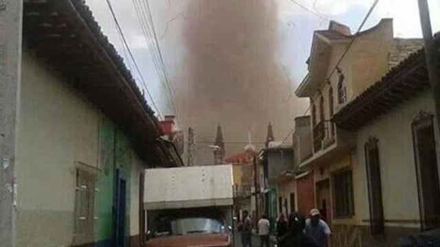 (@MICHOACANSSP) Fotografía que documenta el paso del tornado en el municipio de Tangancícuaro