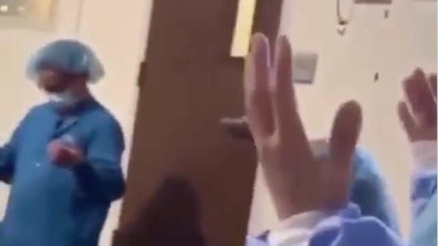 Personal médico orando.