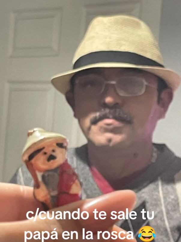 Le sale mono en la Rosca de Reyes idéntico a su papá