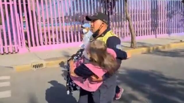 Policías cargan a adulta en CDMX