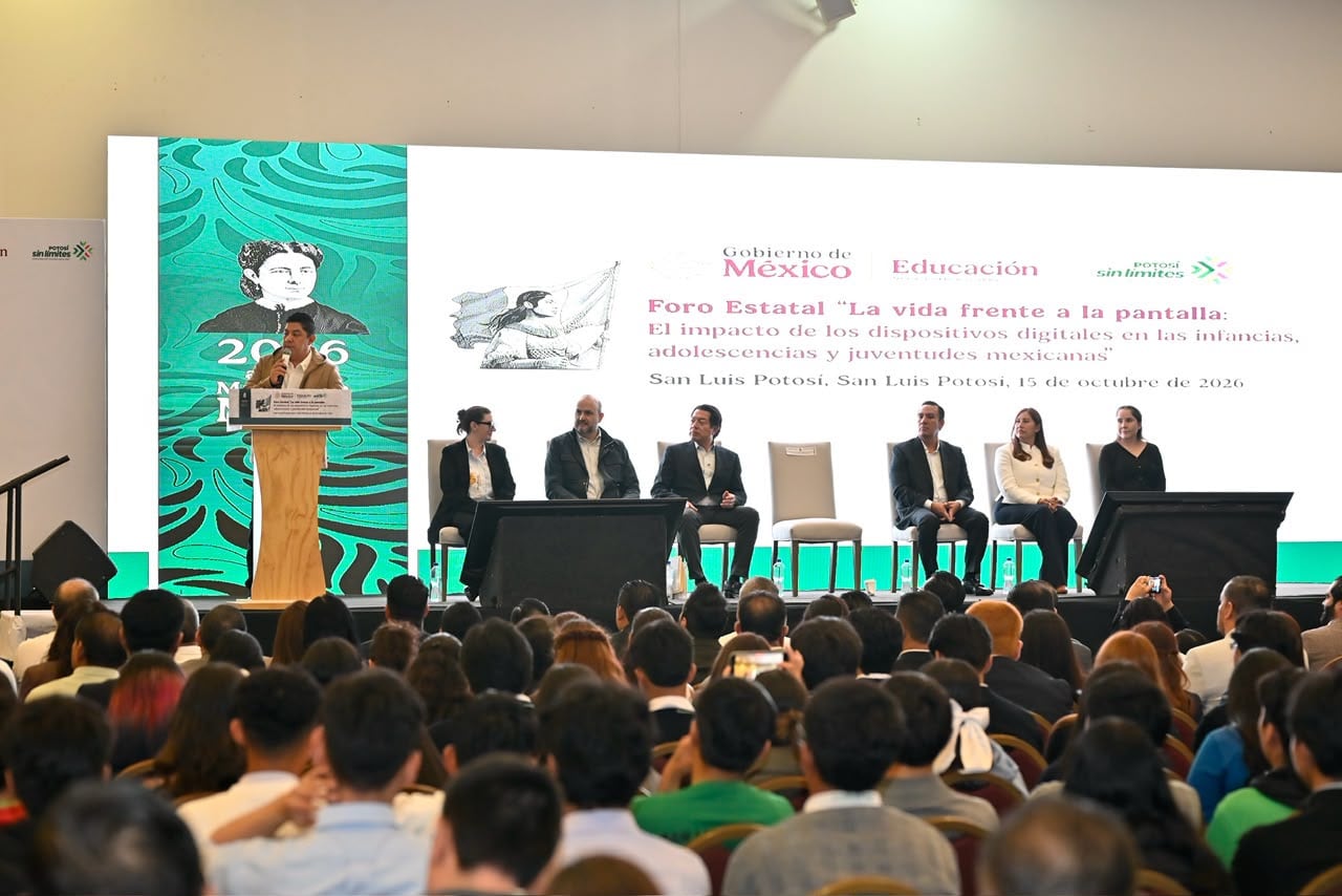 San Luis Potosí analiza el uso de dispositivos digitales en las aulas.