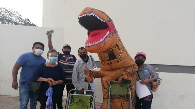 Dinosaurio en fila de vacunación contra coronavirus