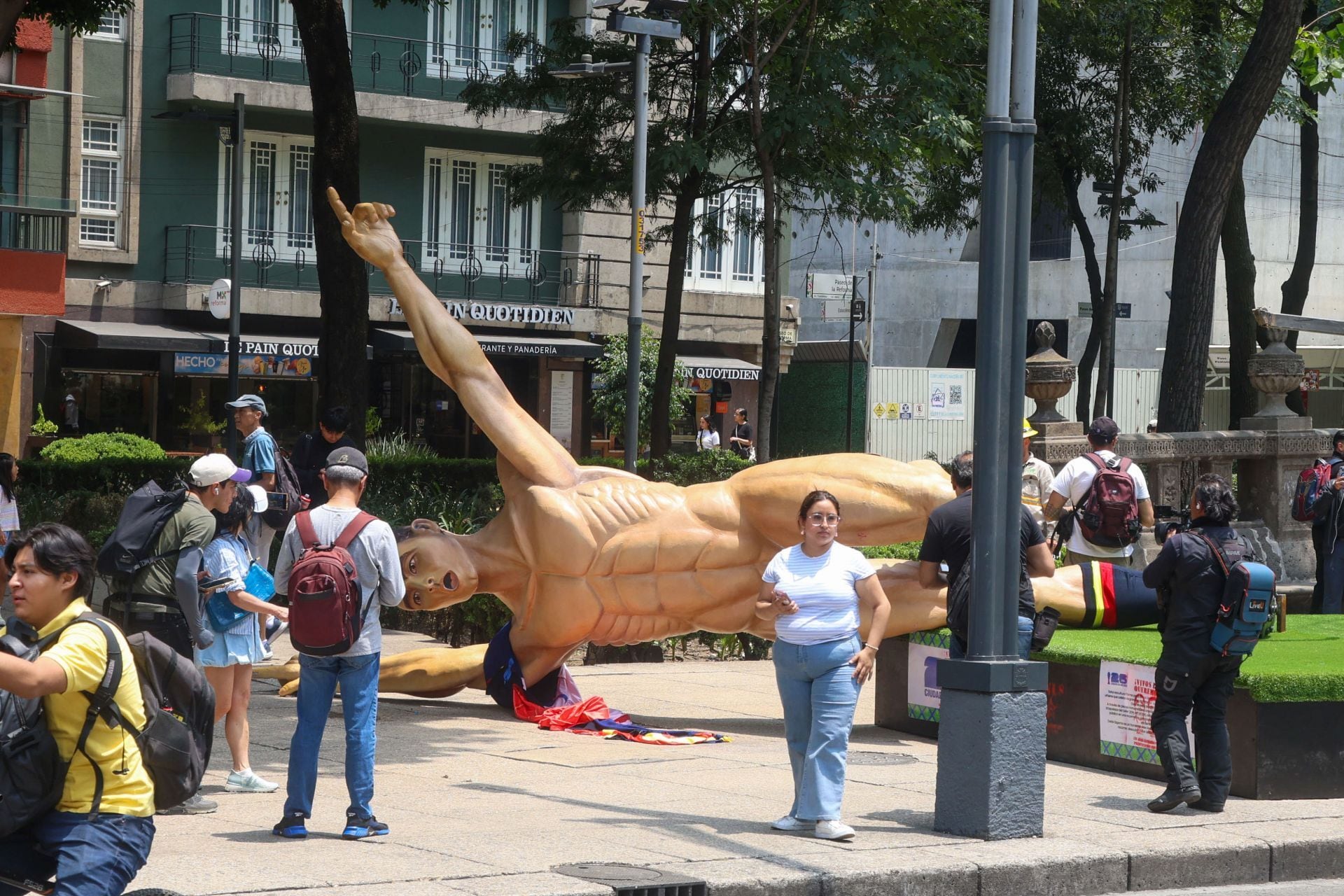 Las esculturas Gigantes del Fútbol serán reparadas a marchas forzadas en el marco del Mundial 2026, tras destrozos de la CNTE